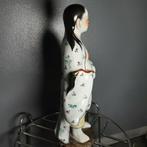 Chinees porseleinen beeldje dat een zusje voorstelt, Verzamelen, Beelden en Beeldjes, Ophalen of Verzenden, Zo goed als nieuw