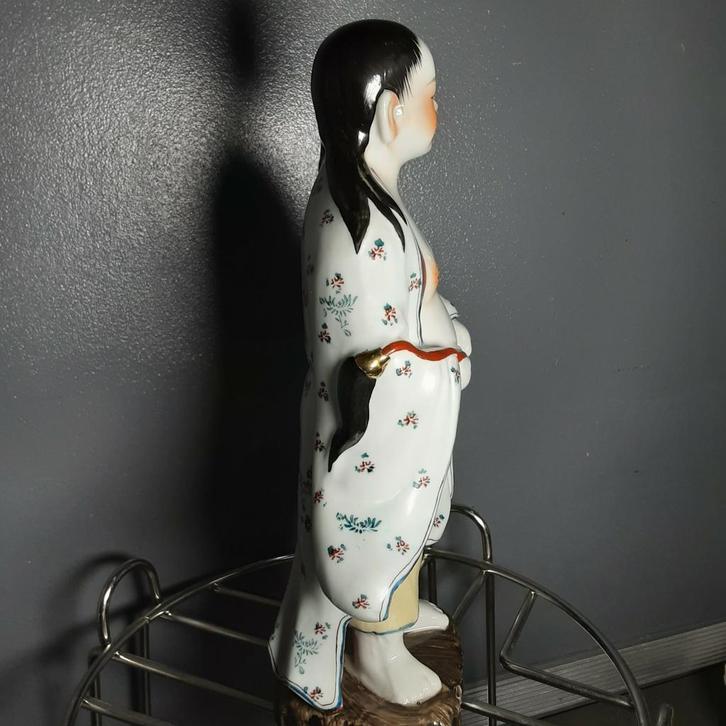 Chinees porseleinen beeldje dat een zusje voorstelt, Verzamelen, Beelden en Beeldjes, Zo goed als nieuw, Ophalen of Verzenden