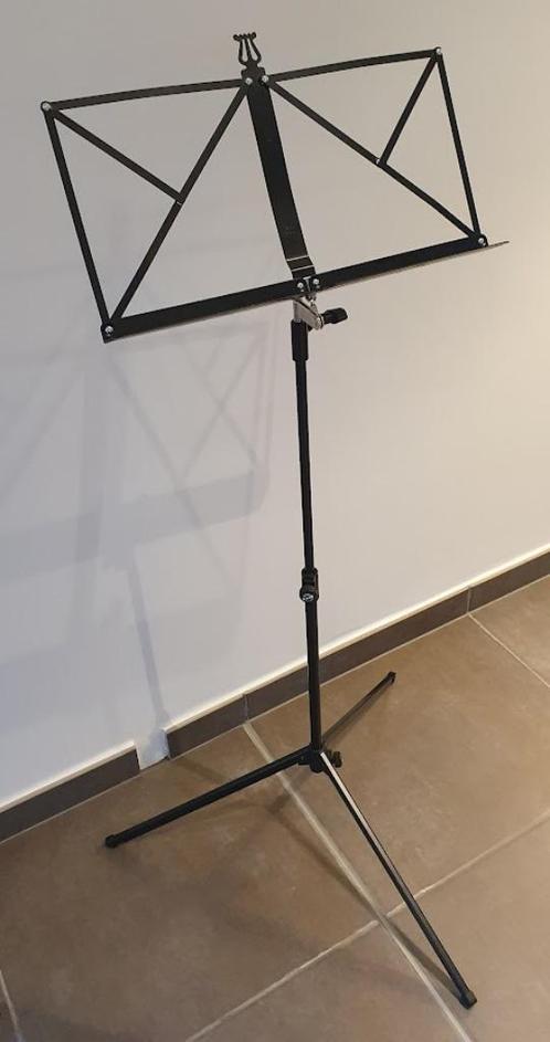 König & Meyer opvouwbare muziekstandaard met draaghoes., Muziek en Instrumenten, Standaarden, Zo goed als nieuw, Muziekstandaard