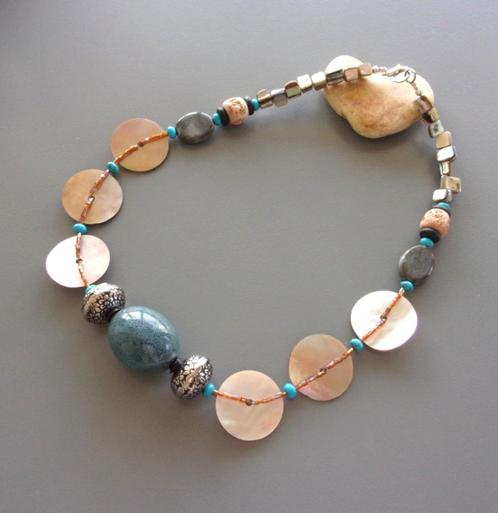 Ketting voor dames in keramiek, parelmoer en turkoois, Handtassen en Accessoires, Kettingen, Nieuw, Steen of Mineraal, Blauw, Met edelsteen