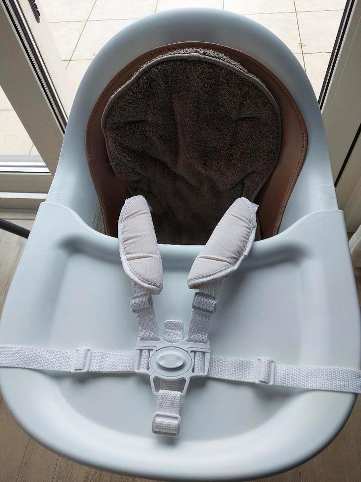 2 kinderstoelen vh merk quax in wit en grijze uitvoering, Kinderen en Baby's, Kinderstoelen, Zo goed als nieuw, Meegroeistoel