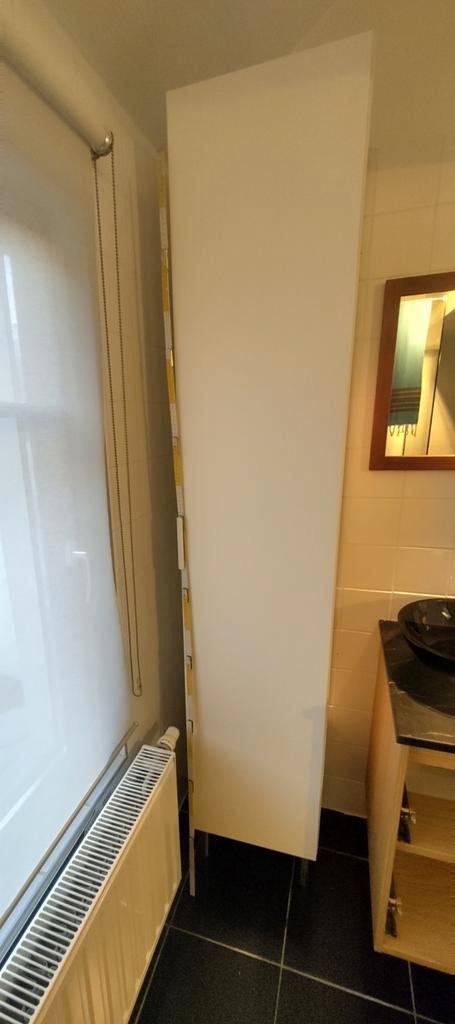 IKEA witte hoge kast op poten, 210 x 42 x 32, Huis en Inrichting, Badkamer | Badkamermeubels, Gebruikt, (Half)hoge kast, 200 cm of meer