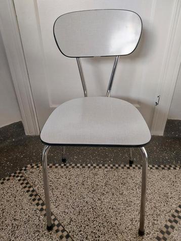 Grijze stoel formica beschikbaar voor biedingen