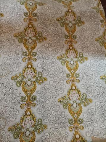 Halfgekleurd half monochroom bloemenbehang