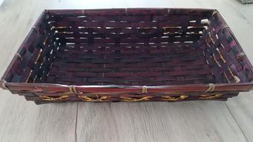 Rechthoekige rieten mand in bordeauxrood beschikbaar voor biedingen