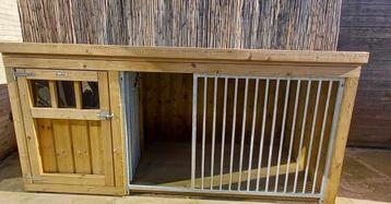 Hondenkennel voor middelgrote honden beschikbaar voor biedingen