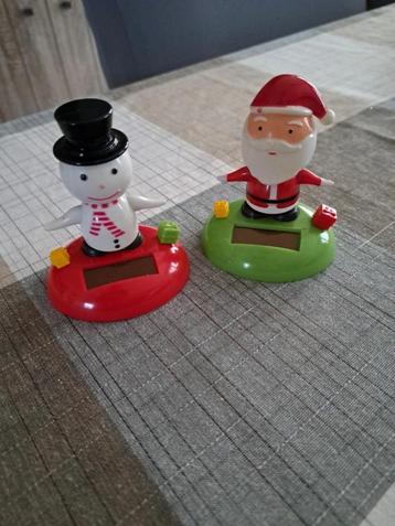 Dansende sneeuw- en kerstman beschikbaar voor biedingen