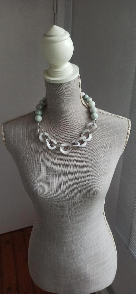 Juweel - lichtgroene design ketting met parels en krullen, Bijoux, Sacs & Beauté, Colliers, Comme neuf, Synthétique, Vert, Avec pendentif