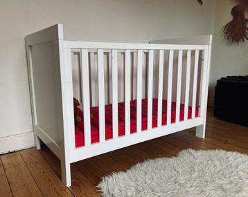 Wit kinderbed met matras beschikbaar voor biedingen
