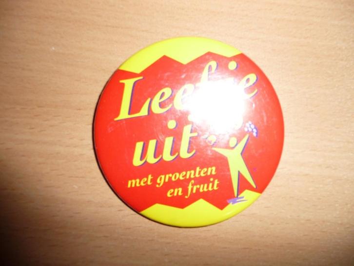Button Leef je uit met groente en fruit , doorsnee 7,5 cm, Verzamelen, Speldjes, Pins en Buttons, Nieuw, Button, Overige onderwerpen