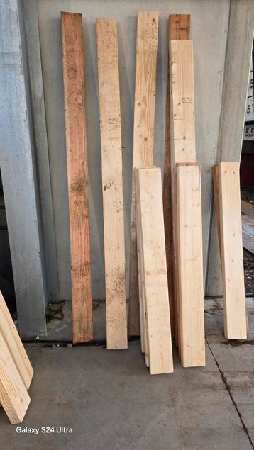 Hout en planken beschikbaar voor biedingen