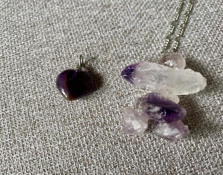 Lot de 2 bijoux en améthyste (pierre semi-précieuse), Handtassen en Accessoires, Kettingen, Nieuw, Steen of Mineraal, Paars, Met hanger
