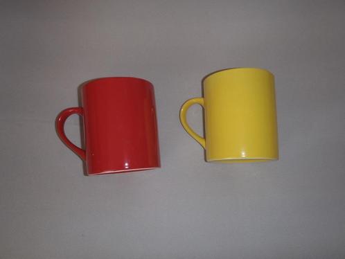 2 bekers (1 rode en 1 gele), Huis en Inrichting, Keuken | Servies, Nieuw, Kop(pen) en/of Schotel(s), Ophalen