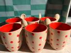 Tasses espresso avec cuillères (pois rouges) — €22, Enlèvement, Comme neuf, Intérieur
