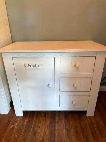 Witte commode in stevige kwaliteit beschikbaar voor biedingen