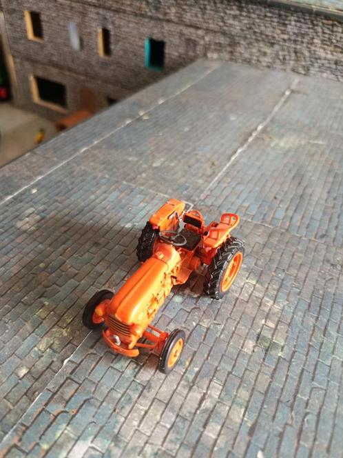 Renault D22 Universal Hobbies 1:43 trekker, Hobby en Vrije tijd, Modelauto's | 1:32, Gebruikt, Tractor of Landbouw, Universal Hobbies