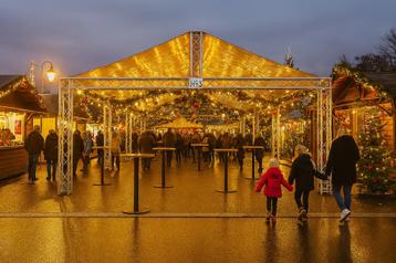 Huurtent, banken, tafels, tafels, priëlen, decoratie beschikbaar voor biedingen
