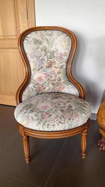 2 antieke fauteuils met siernagels beschikbaar voor biedingen
