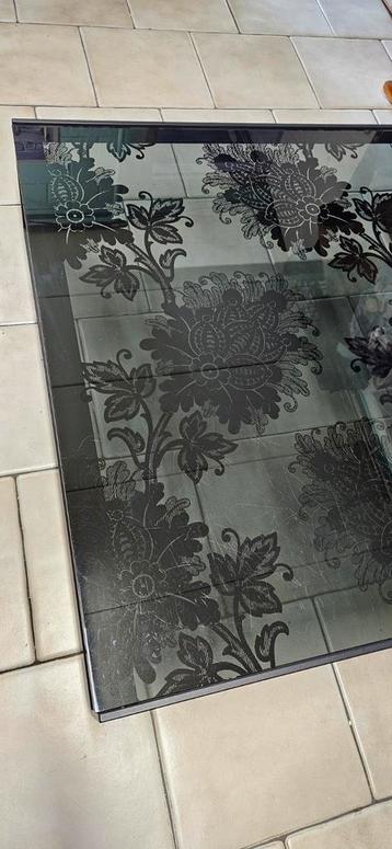 Salontafel met bloemmotief beschikbaar voor biedingen