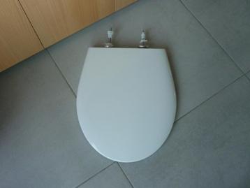 Witte glanzende kunststof WC-bril en deksel toiletbril beschikbaar voor biedingen