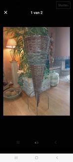 Mooie grote staander , rotan/ takken vaas  , mooie als deco, Huis en Inrichting, Woonaccessoires | Zuilen en Pilaren, Ophalen