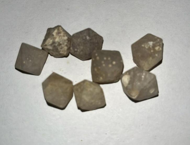 Javaanse Diamanten (8st) - 15gram totaal, Verzamelen, Mineralen en Fossielen, Mineraal, Ophalen of Verzenden
