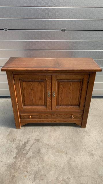 Massieve kast beschikbaar voor biedingen