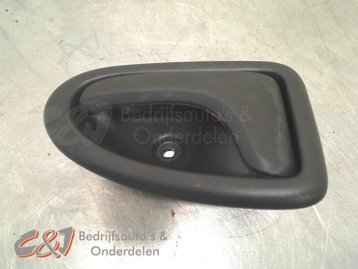 Portiergreep 4Deurs links-achter van een Renault Trafic, Auto-onderdelen, Carrosserie, Renault, Gebruikt, 3 maanden garantie, Ophalen of Verzenden