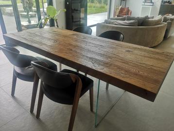 moderne eiken tafel met glazen onderstel