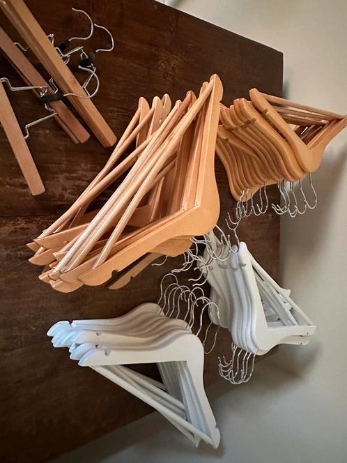 Kleerhangers kapstokken kinderen - minstens 50 stuks, Vêtements | Femmes, Cintres, Comme neuf, Bois, Enfants, Enlèvement ou Envoi