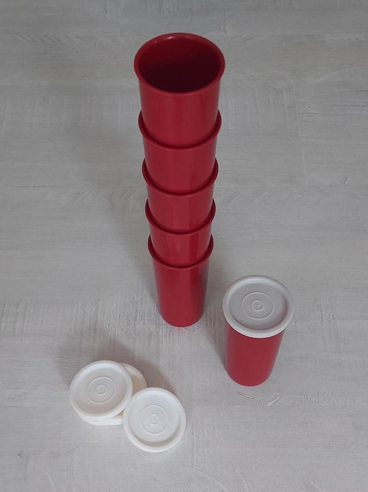 6 petits gobelets Tupperware avec couvercles, Maison & Meubles, Cuisine| Tupperware, Utilisé, Récipient ou Bol, Rouge, Enlèvement