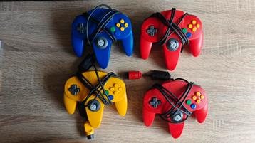 4 Nintendo 64 controllers  beschikbaar voor biedingen