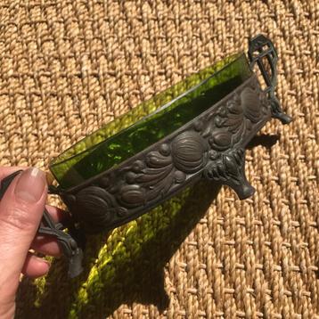 art deco schaaltje glas in repoussé metaal beschikbaar voor biedingen