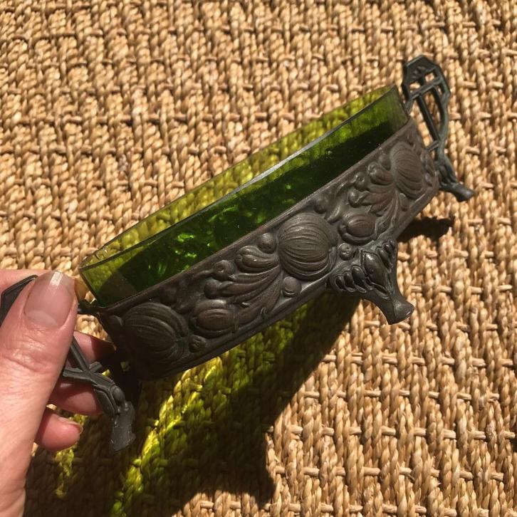 art deco schaaltje glas in repoussé metaal, Antiek en Kunst, Antiek | Glaswerk en Kristal, Verzenden