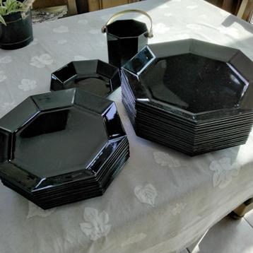 28 assiettes noires Arcoroc avec 1 plat et 1 seau à  vin beschikbaar voor biedingen