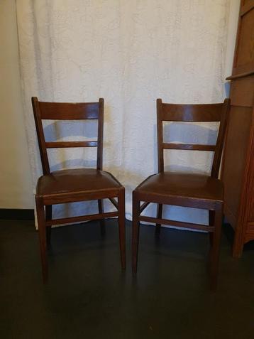 2 houten en gestoffeerde kunstleren stoelen beschikbaar voor biedingen