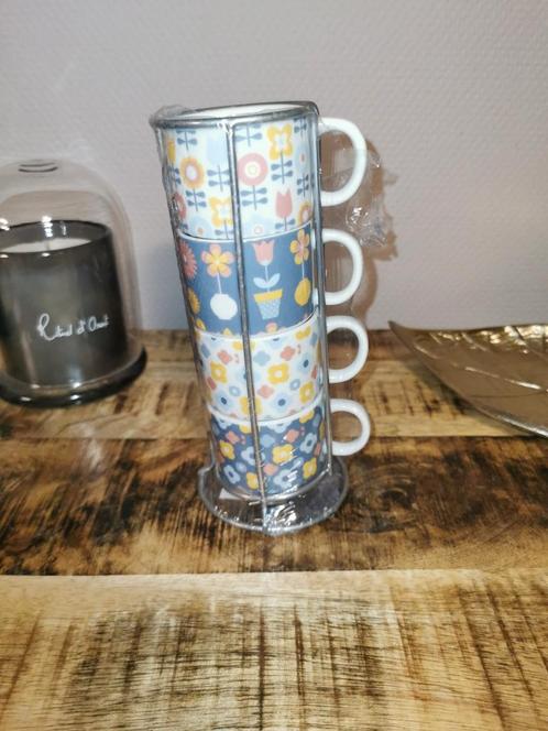 Set van 4 nieuwe espressokopjes met chromen standaard, Huis en Inrichting, Keuken | Servies, Nieuw