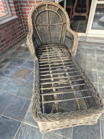 rotan ligzetel beschikbaar voor biedingen