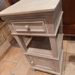 Petit meuble d'appoint patiné ou table de chevet, Ophalen