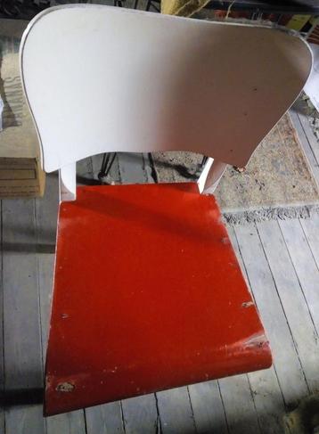 wit rode stoelen beschikbaar voor biedingen