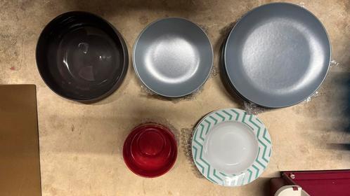 Set borden, schalen, glazen en schalen, Huis en Inrichting, Keuken | Servies, Gebruikt, Bord(en), Effen, Porselein, Ophalen
