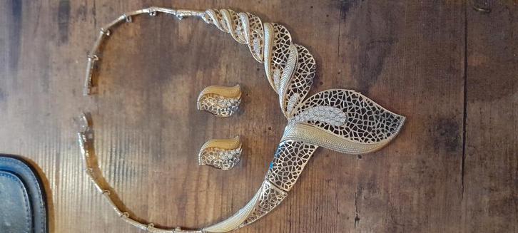 Parure plaquer or et brillant collier et boucle d oreille, Bijoux, Sacs & Beauté, Colliers, Neuf, Autres matériaux, Or, Enlèvement ou Envoi