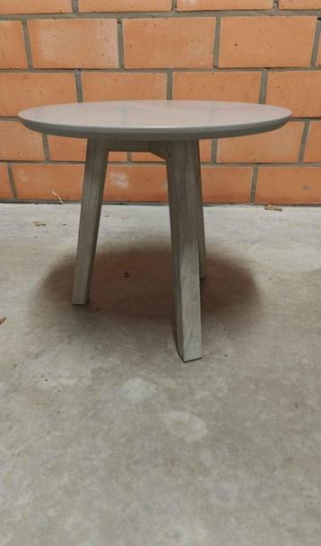 Bijzettafeltje  beschikbaar voor biedingen