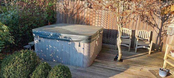Jacuzzi CalSpa - Champagne kleur - afmeting 2m13 x 2m13, Tuin en Terras, Bubbelbaden en Hottubs, Gebruikt, Vast, Afdekzeil, Trap