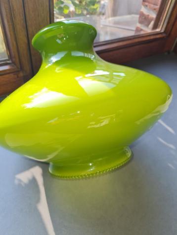globe vintage en verre opalin vert, années 70, suspension beschikbaar voor biedingen