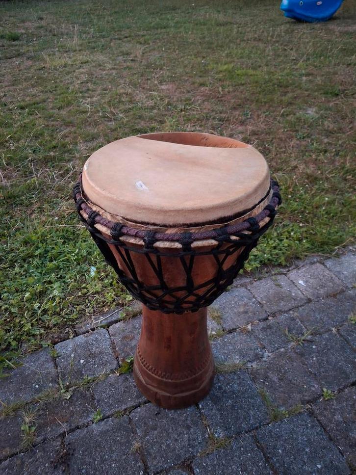 Djembé - vel te herstellen, Muziek en Instrumenten, Percussie, Gebruikt, Ophalen