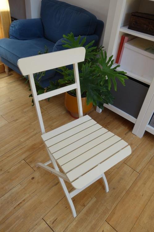 Stevige comfortabele witte plooistoel minimum 15 euro, Huis en Inrichting, Stoelen, Zo goed als nieuw, Eén, Overige materialen