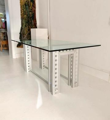 Design eettafel uit 1980 beschikbaar voor biedingen