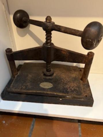 presse à livres anciens, Enlèvement