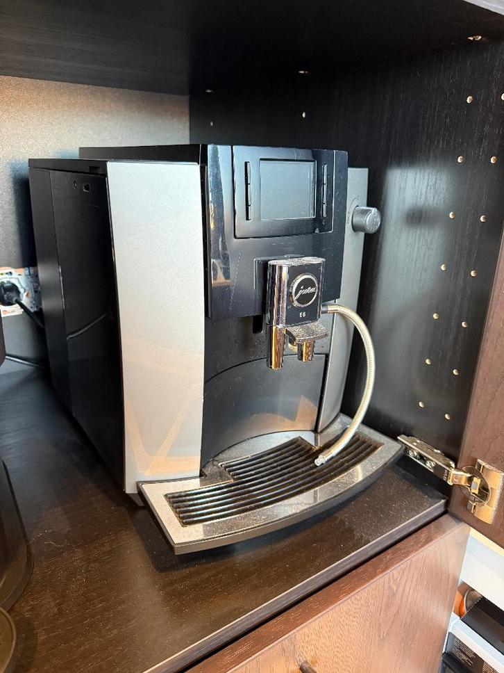 Bonenkoffiemachine Jura E6 + bediening via app (wifi), Electroménager, Cafetières, Utilisé, Café en grains, Combiné, 2 à 4 tasses